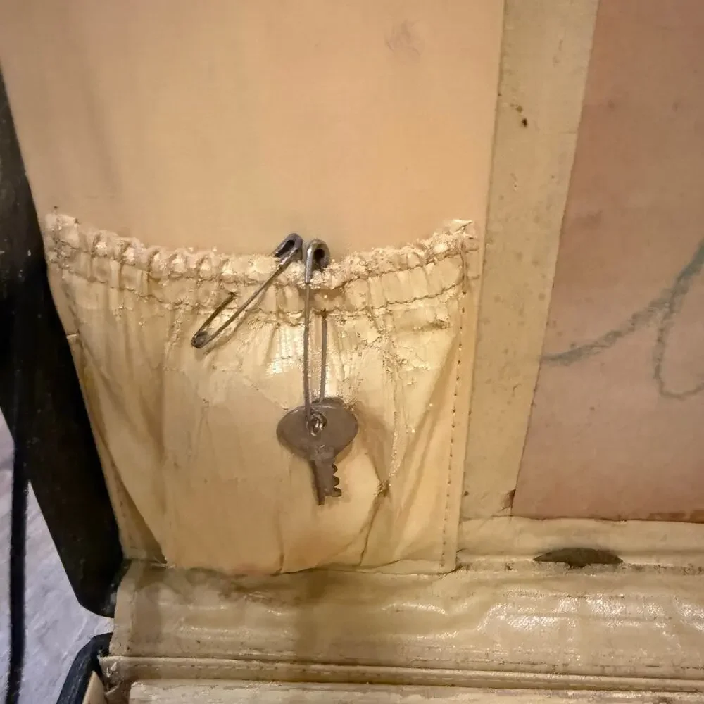 Vintage Leather? Luggage Lucite? Handle Travel lock W/ KEY Train Cosmetics Case
